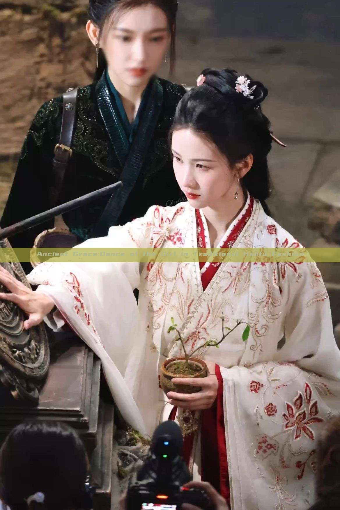 Ancient Grace:Dance of the Girl in Traditional Hanfu Fashion Ancient Grace:Dance of the Girl in Traditional Hanfu Fashion
