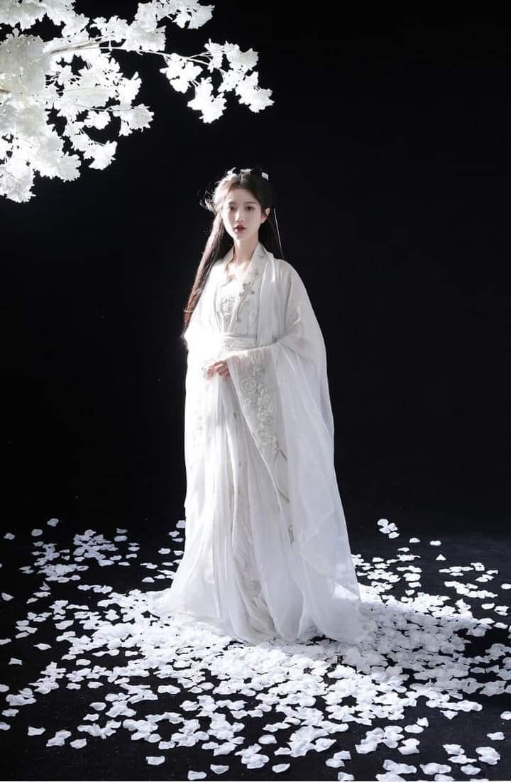 Hanfu Dance Performance by Young Girls:The Splendor of Traditional Chinese Elegance Hanfu Dance Performance by Young Girls:The Splendor of Traditional Chinese Elegance