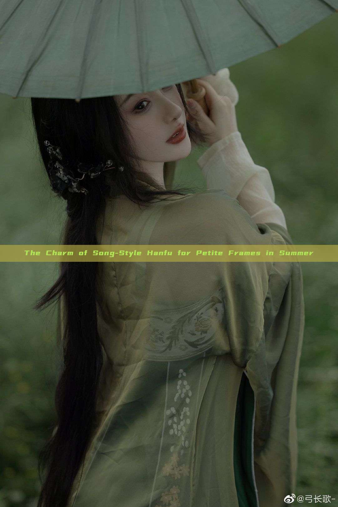The Charm of Song-Style Hanfu for Petite Frames in Summer