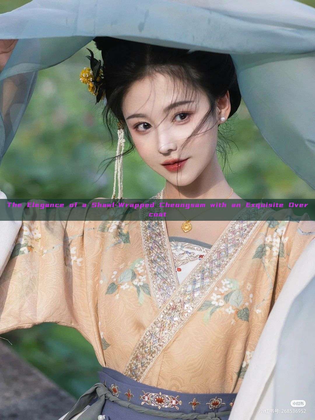 The Elegance of a Shawl-Wrapped Cheongsam with an Exquisite Overcoat The Elegance of a Shawl-Wrapped Cheongsam with an Exquisite Overcoat