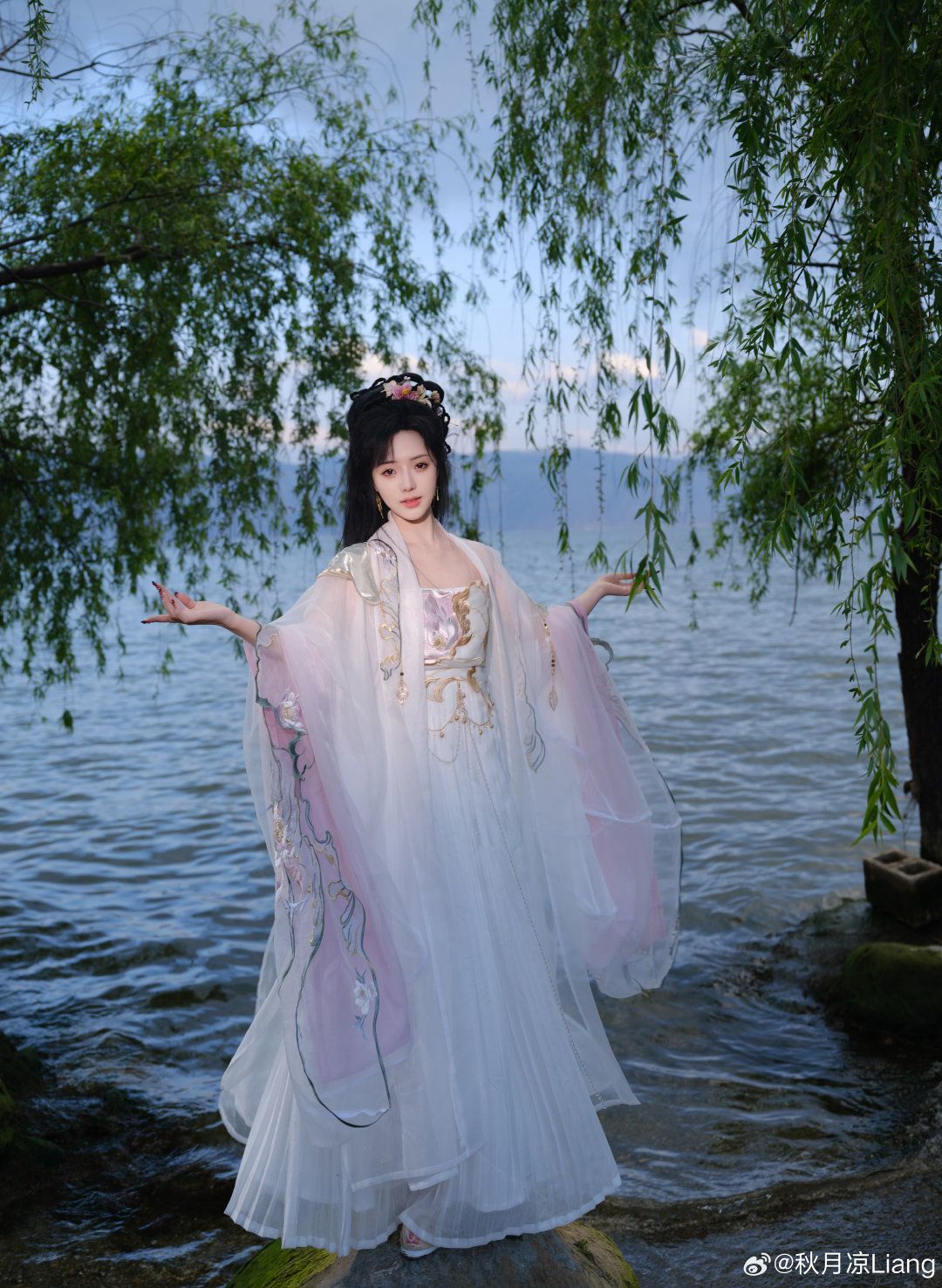Elegant Hanfu Embracing the Charm of Blazing-Edge Balloon Flower Elegant Hanfu Embracing the Charm of Blazing-Edge Balloon Flower