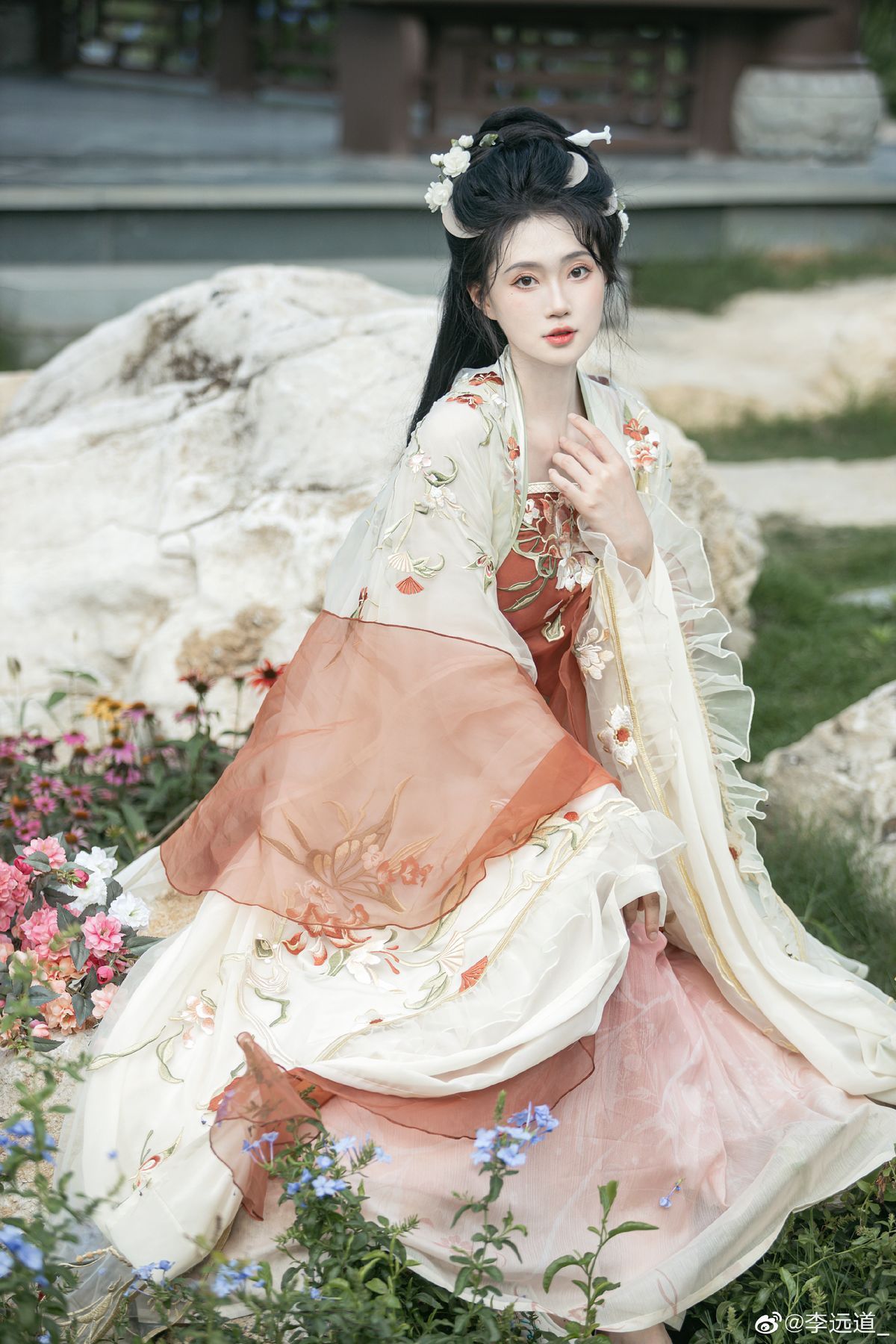 Red毛衣与马面裙的时尚交融,传统与现代的完美搭配 Red毛衣与马面裙的时尚交融,传统与现代的完美搭配