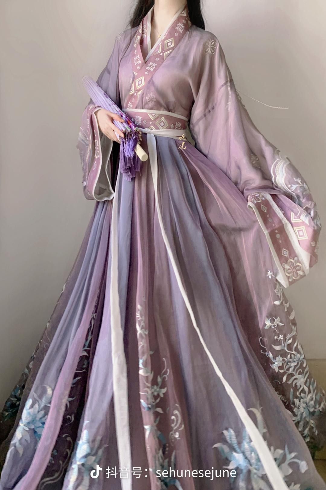 Traditional Tang-Style Blouse for Women in Summer:A Blend of Elegance and Comfort Traditional Tang-Style Blouse for Women in Summer:A Blend of Elegance and Comfort