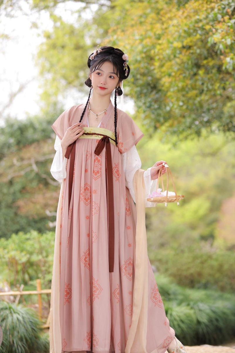 Plus-Size Womens Tangzhuang Chinese-Style Clothing:Embracing Traditional Elegance Plus-Size Womens Tangzhuang Chinese-Style Clothing:Embracing Traditional Elegance