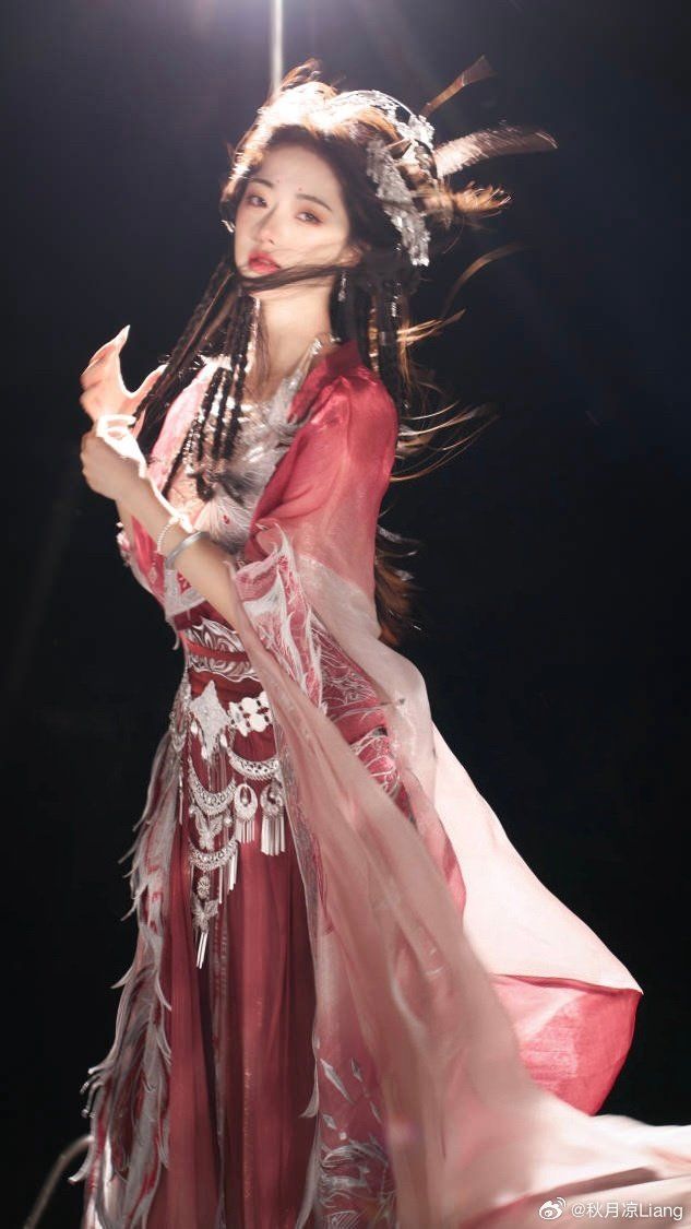 Elegant and Traditional:The Charm of Silk Cheongsam for the Joyful Mother-in-Law Elegant and Traditional:The Charm of Silk Cheongsam for the Joyful Mother-in-Law