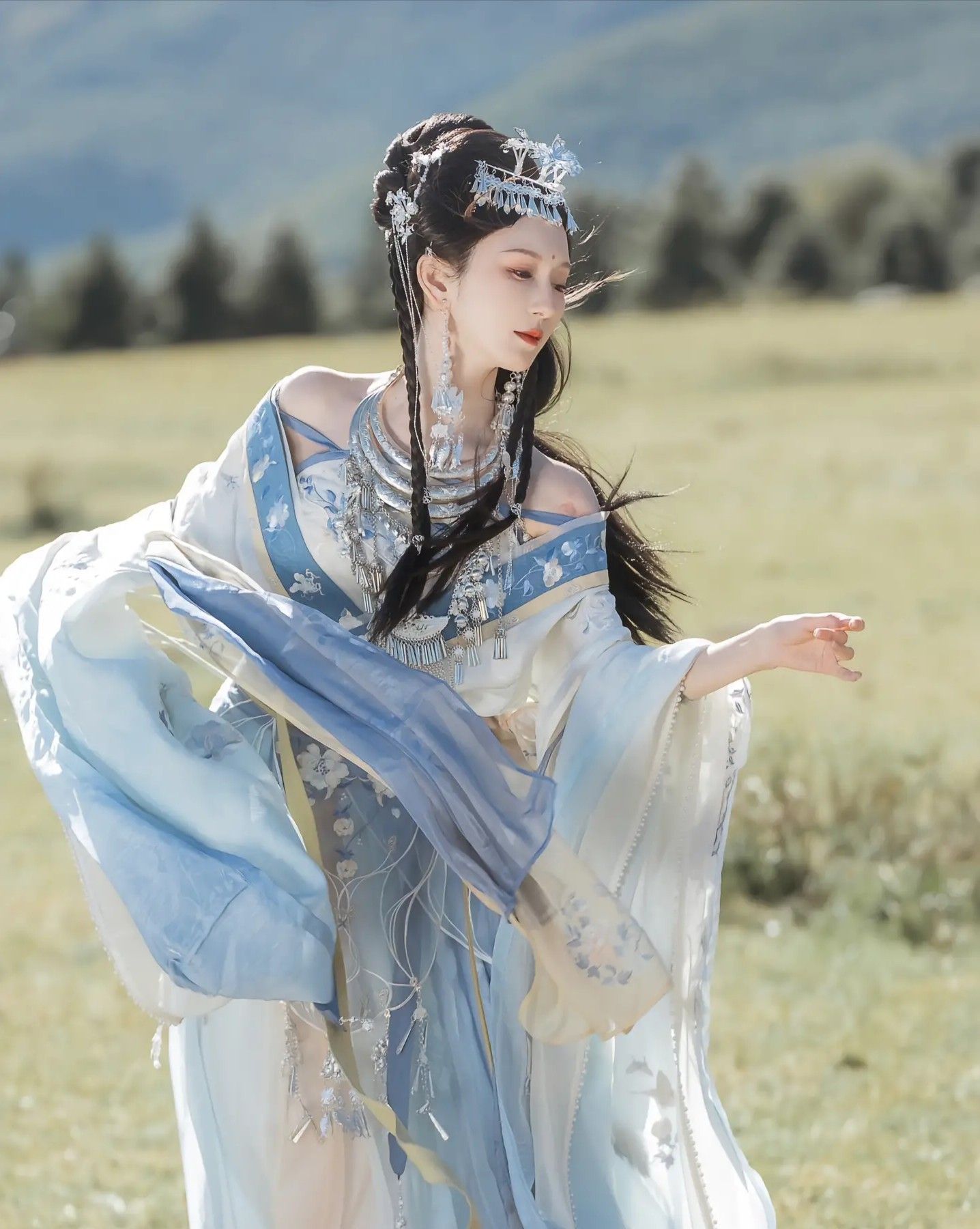 Exploring the Traditional Charm of Hanfu at Flower Creek Hanfu Experience Center Exploring the Traditional Charm of Hanfu at Flower Creek Hanfu Experience Center