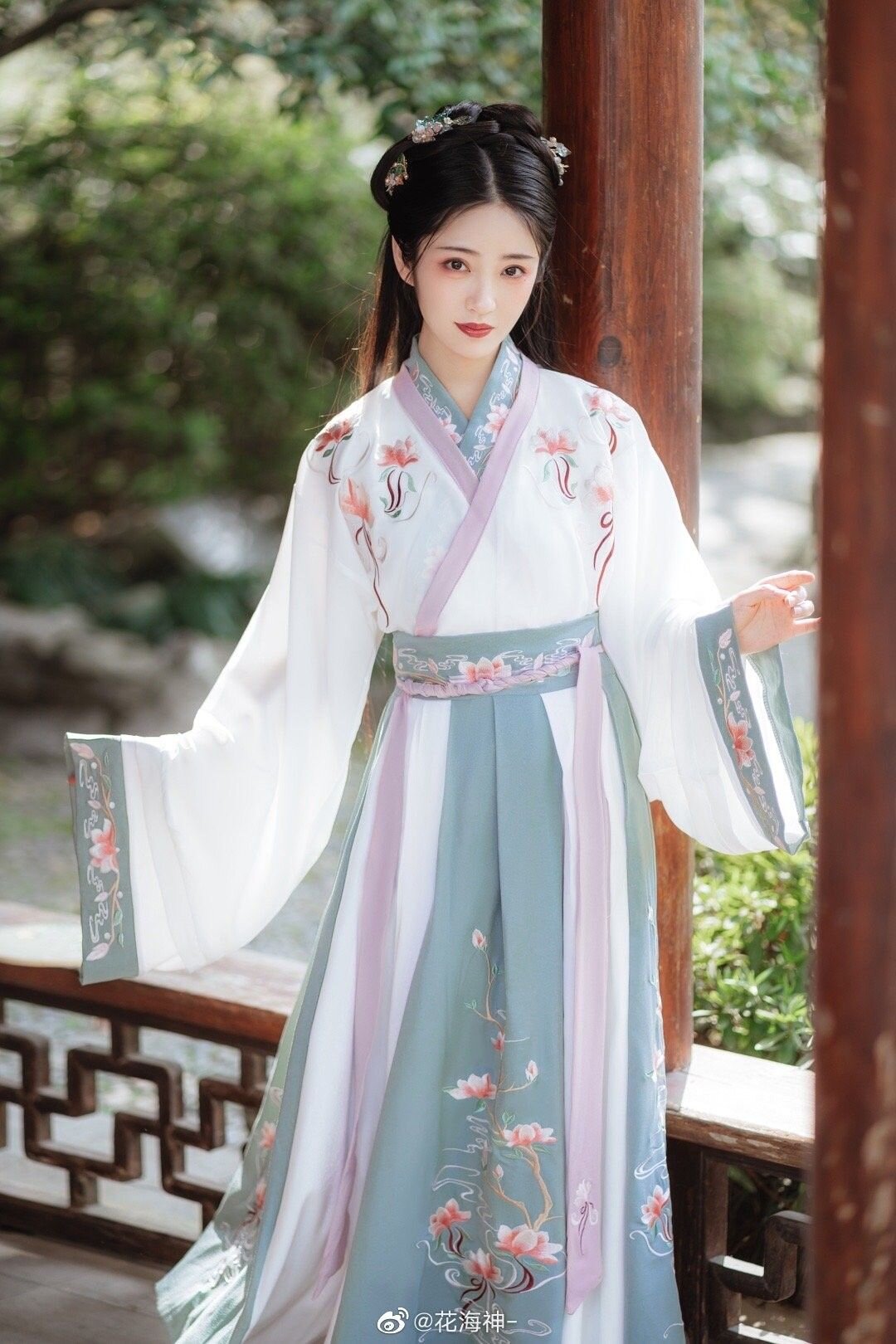 Childrens Ming-Style Cloud-Brocade Hanfu with Cloud-Shoulder Decoration Childrens Ming-Style Cloud-Brocade Hanfu with Cloud-Shoulder Decoration