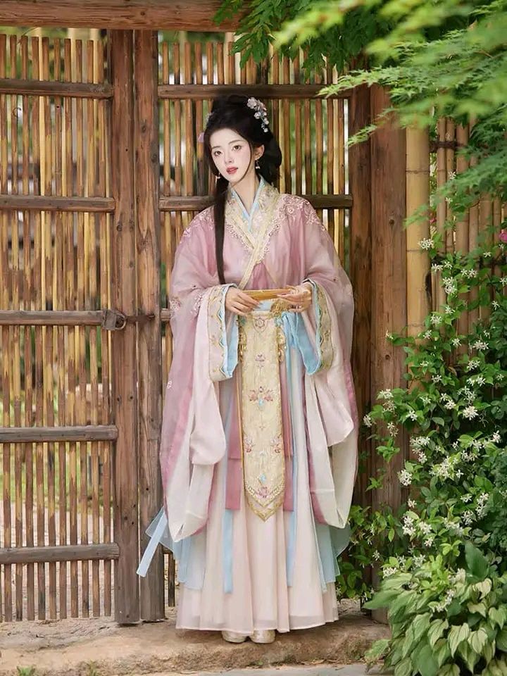 Exploring the Complete Set of Traditional Chinese Clothing for Yao Yao Exploring the Complete Set of Traditional Chinese Clothing for Yao Yao