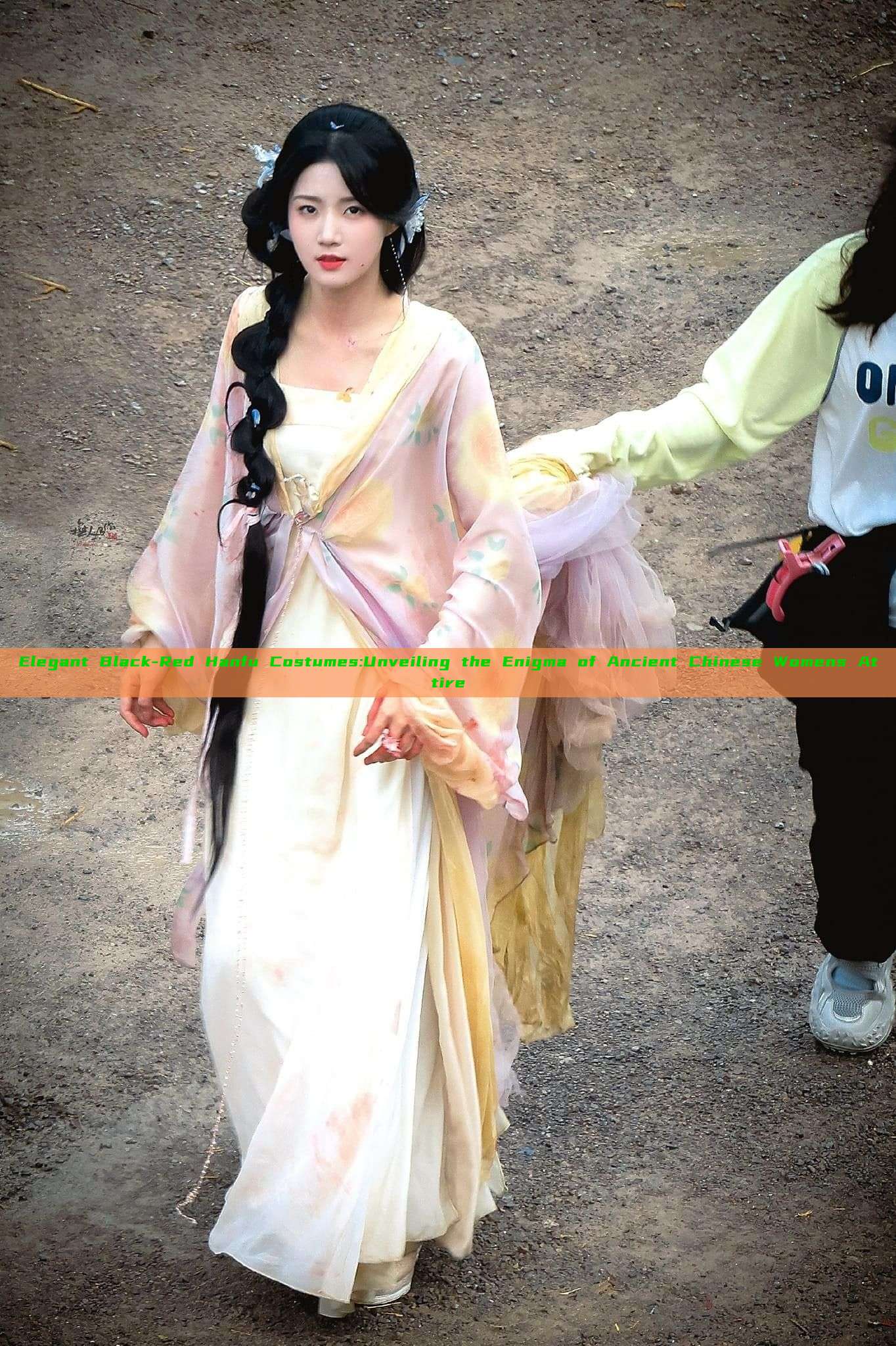 Elegant Black-Red Hanfu Costumes:Unveiling the Enigma of Ancient Chinese Womens Attire Elegant Black-Red Hanfu Costumes:Unveiling the Enigma of Ancient Chinese Womens Attire