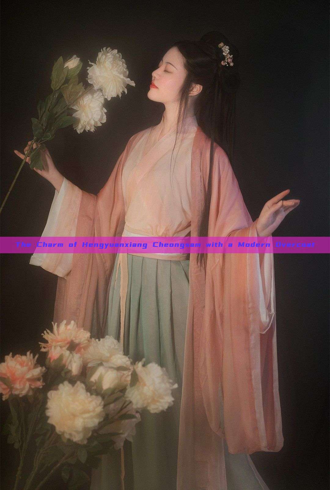 The Charm of Hengyuanxiang Cheongsam with a Modern Overcoat The Charm of Hengyuanxiang Cheongsam with a Modern Overcoat