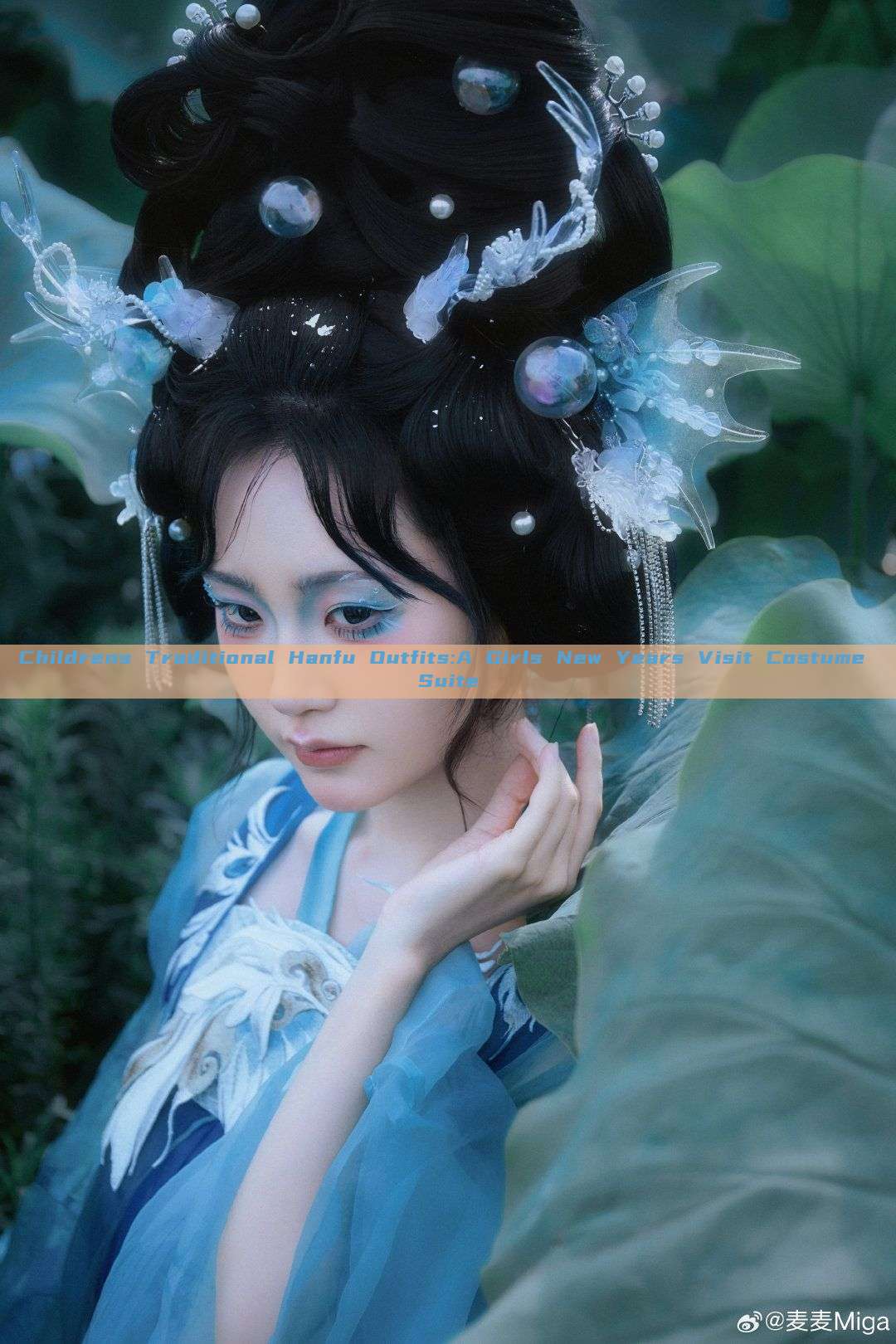 Childrens Traditional Hanfu Outfits:A Girls New Years Visit Costume Suite Childrens Traditional Hanfu Outfits:A Girls New Years Visit Costume Suite