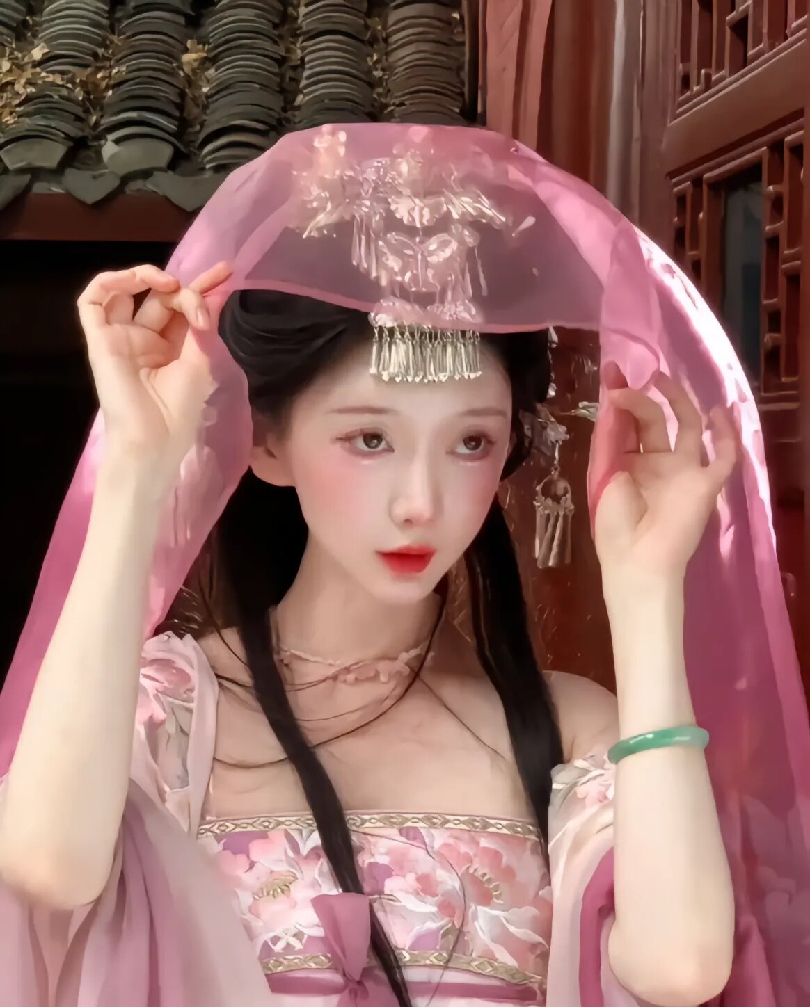 Lunar Beauty in Traditional Cheongsam:The Story of Liyue Style Lunar Beauty in Traditional Cheongsam:The Story of Liyue Style