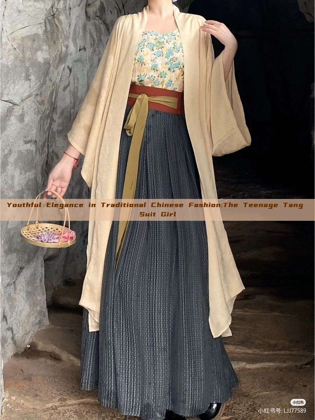 Youthful Elegance in Traditional Chinese Fashion:The Teenage Tang Suit Girl
