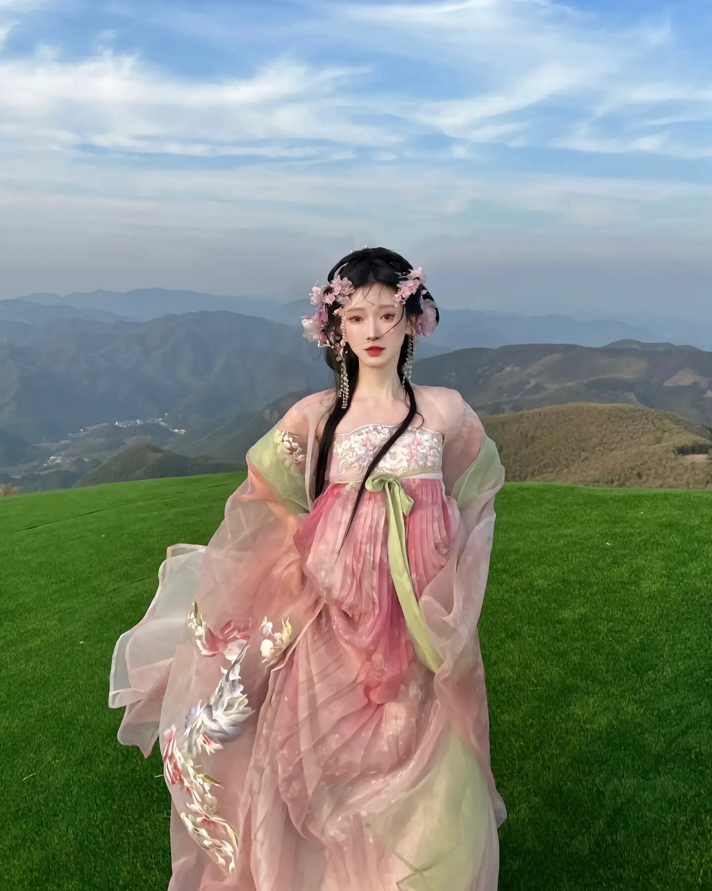 Reinventing the Cheongsam for Autumn:Modern Updates and Traditional Elegance Reinventing the Cheongsam for Autumn:Modern Updates and Traditional Elegance