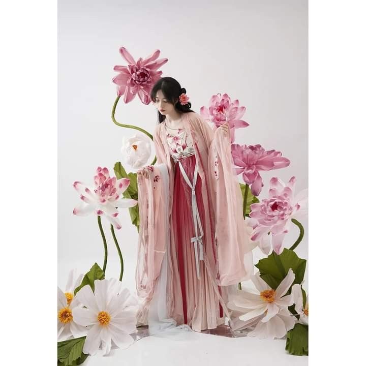 The Allure of Skirted Hanfu:A Womans Red Will The Allure of Skirted Hanfu:A Womans Red Will