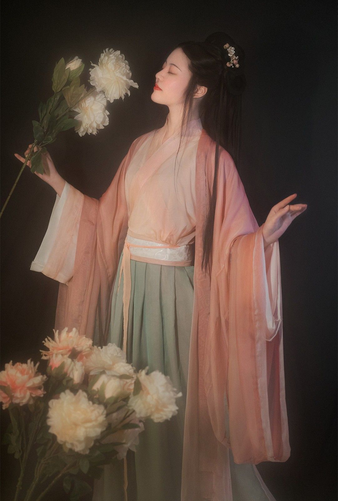 The Red Hanfu Lady and the Flower of the Otherworld The Red Hanfu Lady and the Flower of the Otherworld