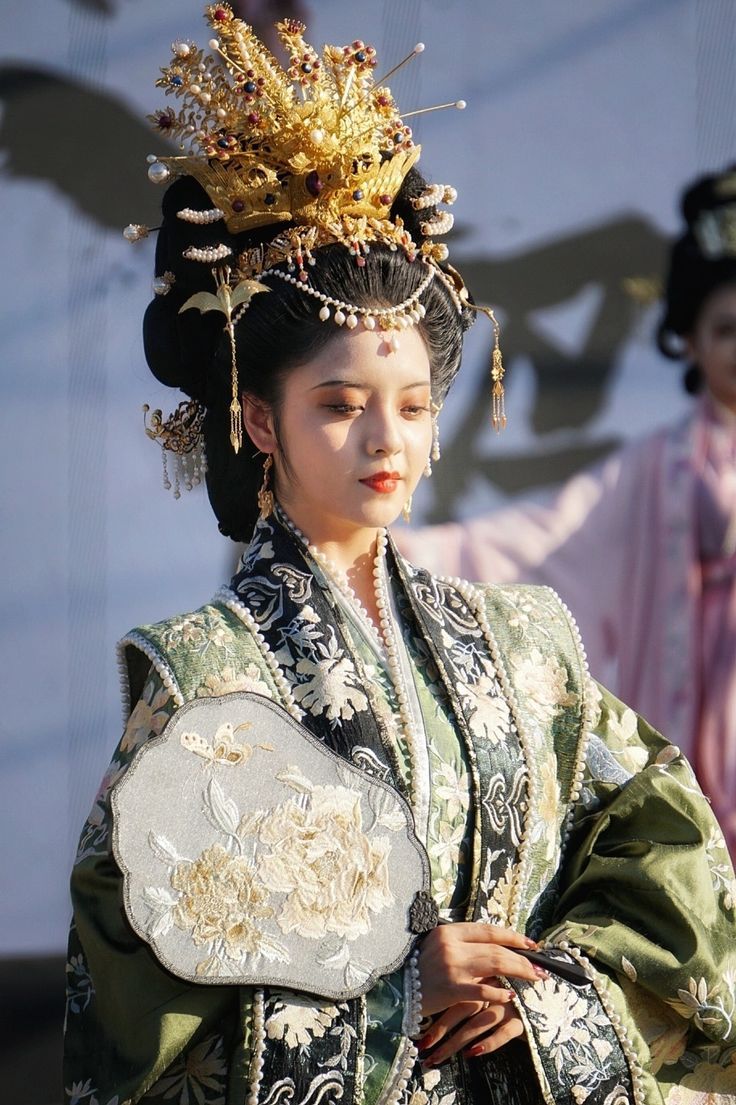 Drunken Grace Pavilion:Original Hanfu Blooming with Butterflies of Flower Language Drunken Grace Pavilion:Original Hanfu Blooming with Butterflies of Flower Language