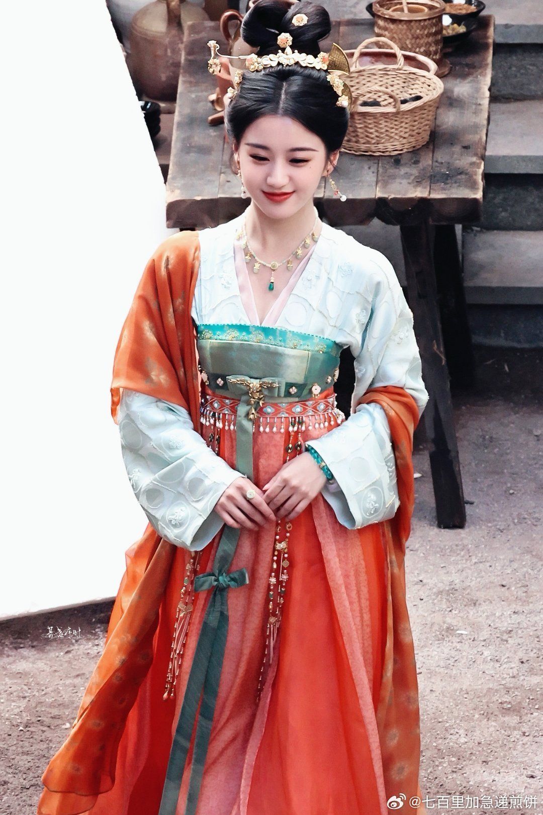 The Enchantment of Blue and White Porcelain:A Girl Child in Traditional Hanfu Costume The Enchantment of Blue and White Porcelain:A Girl Child in Traditional Hanfu Costume