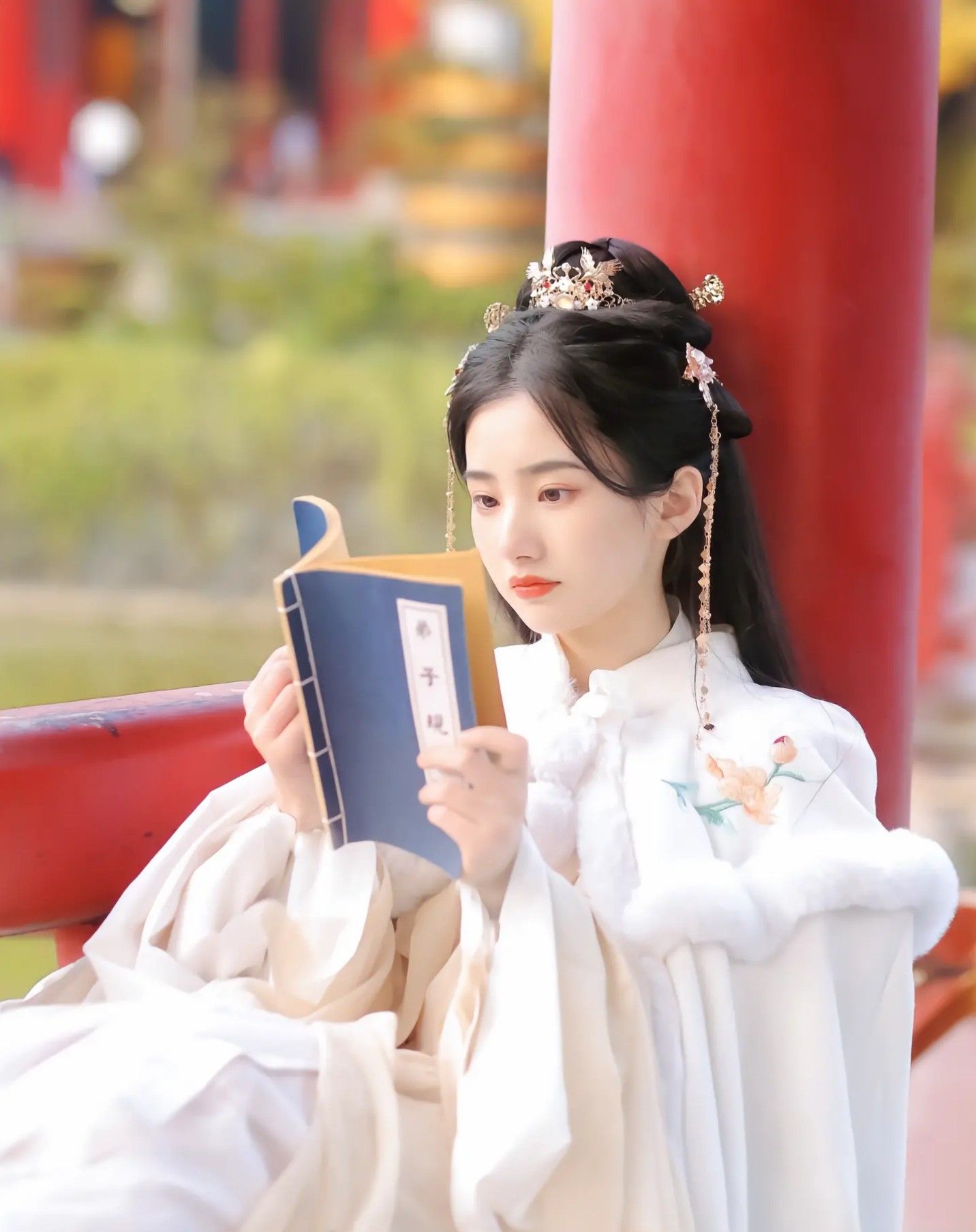 Winter Childrens Chinese New Years Clothes:A Girls Traditional Hanfu Tang Suit Winter Childrens Chinese New Years Clothes:A Girls Traditional Hanfu Tang Suit