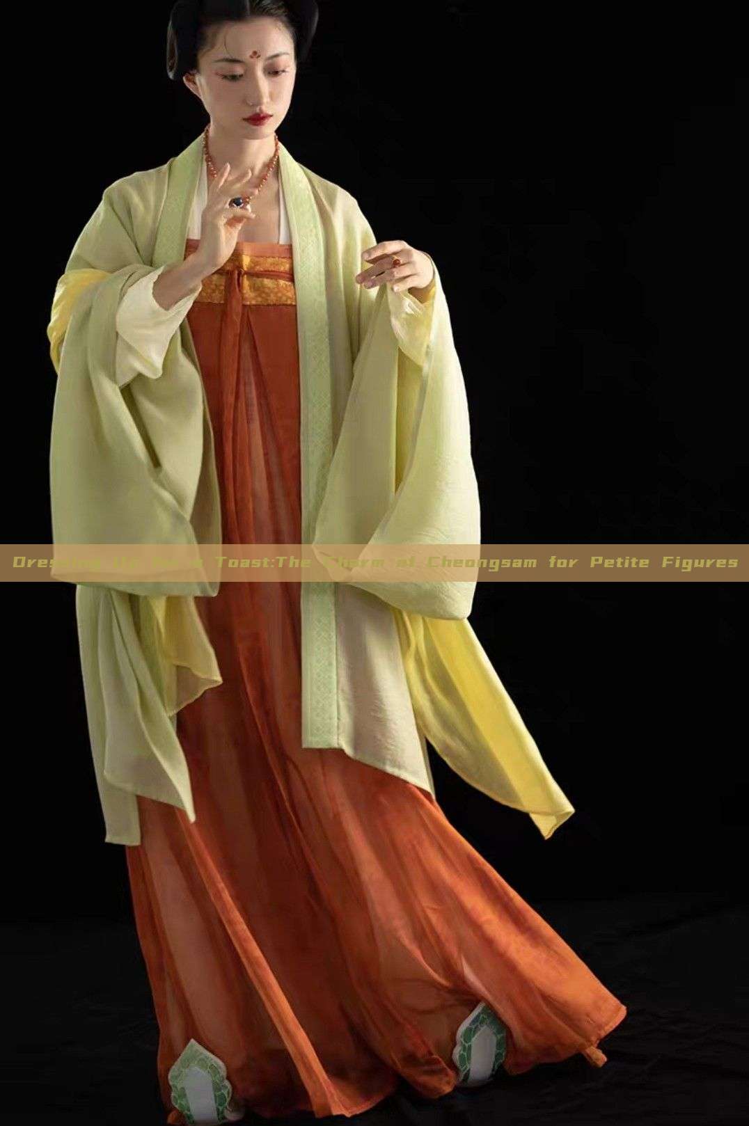 Dressing Up for a Toast:The Charm of Cheongsam for Petite Figures Dressing Up for a Toast:The Charm of Cheongsam for Petite Figures