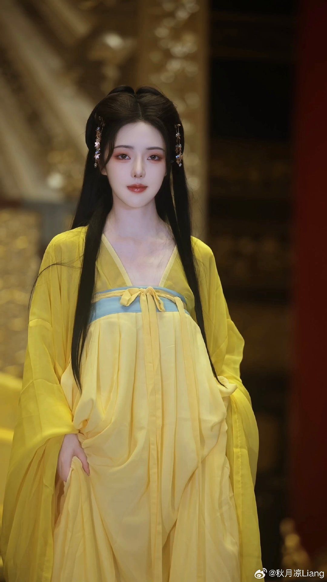 Embracing the New Neo-Chinese Cheongsam:The Art of Waist-Cinching Design Embracing the New Neo-Chinese Cheongsam:The Art of Waist-Cinching Design