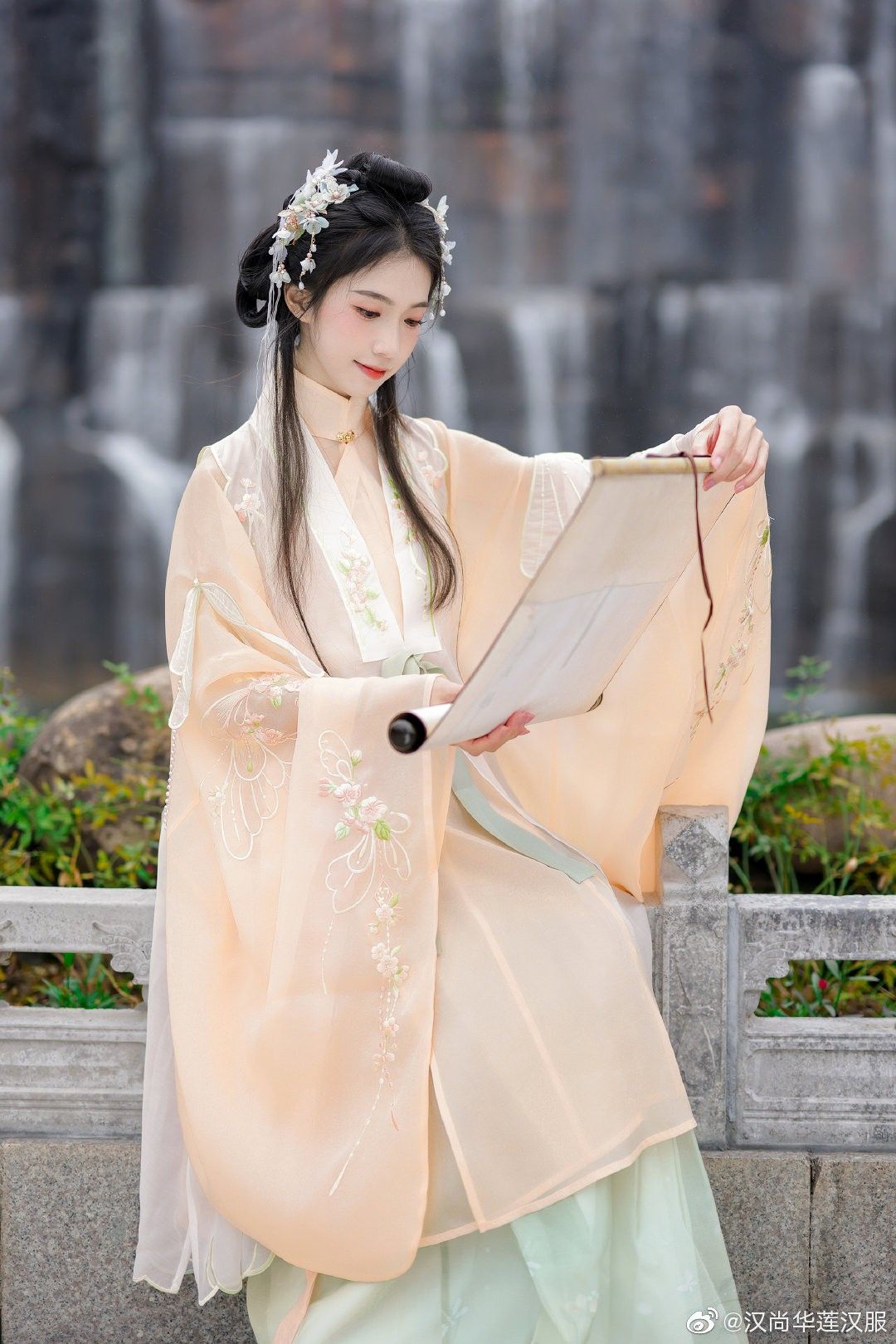 Traditional Hanfu Headdress:The Splendor of Hair Combs and Phoenix Crowns Traditional Hanfu Headdress:The Splendor of Hair Combs and Phoenix Crowns