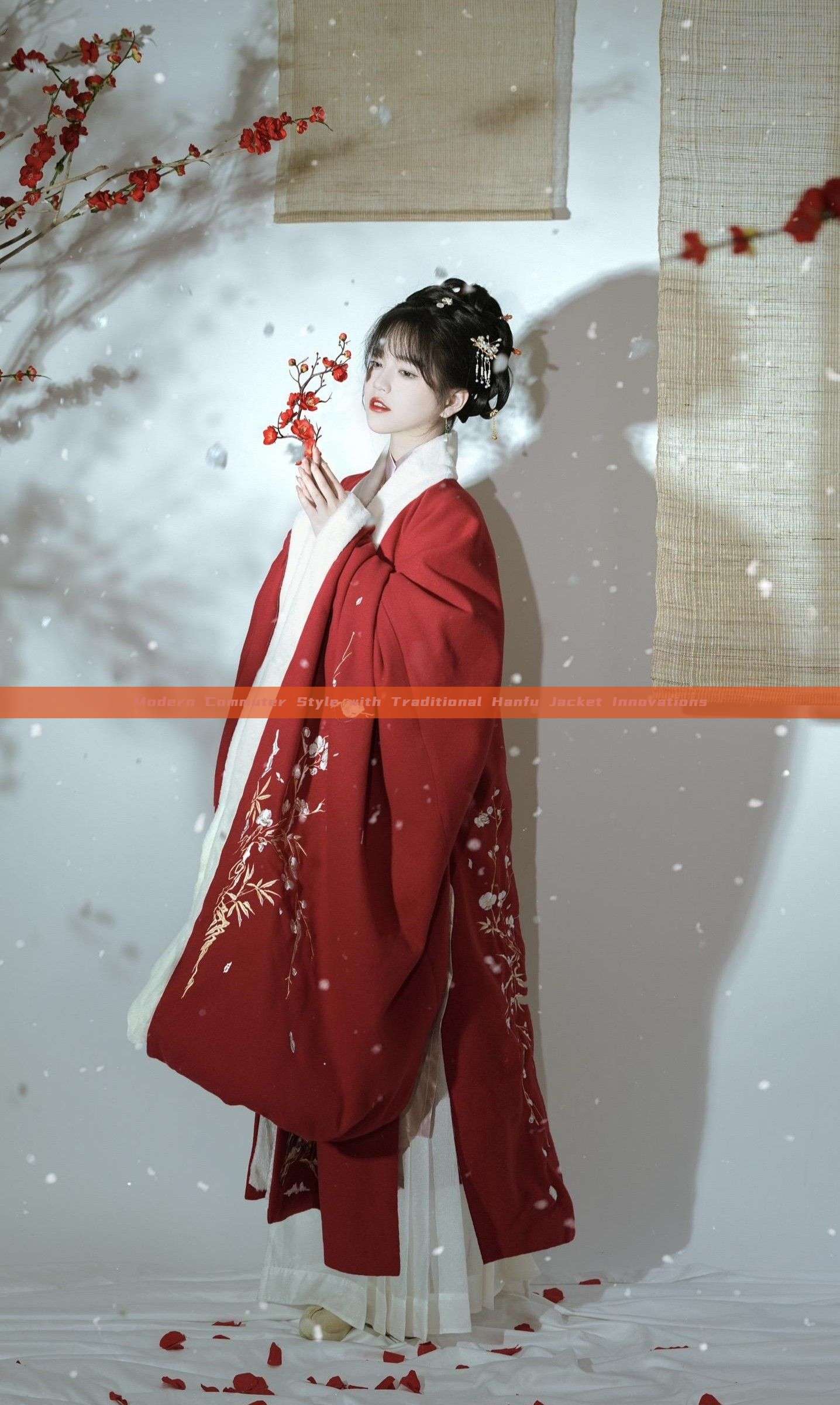 Modern Commuter Style with Traditional Hanfu Jacket Innovations Modern Commuter Style with Traditional Hanfu Jacket Innovations