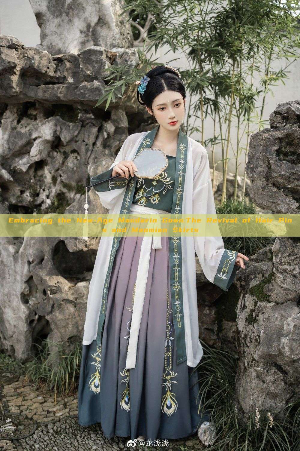 Embracing the New-Age Mandarin Gown:The Revival of Hair Pins and Maomian Skirts Embracing the New-Age Mandarin Gown:The Revival of Hair Pins and Maomian Skirts