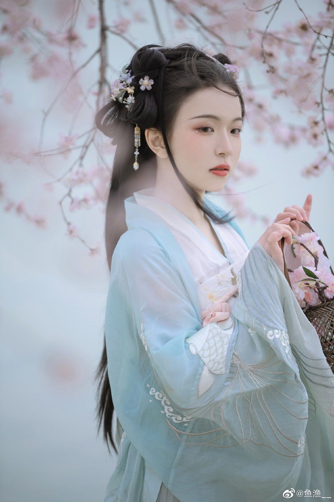 The Summer of Ethereal Elegance:The Art of the Horseface Skirt and Blouse The Summer of Ethereal Elegance:The Art of the Horseface Skirt and Blouse