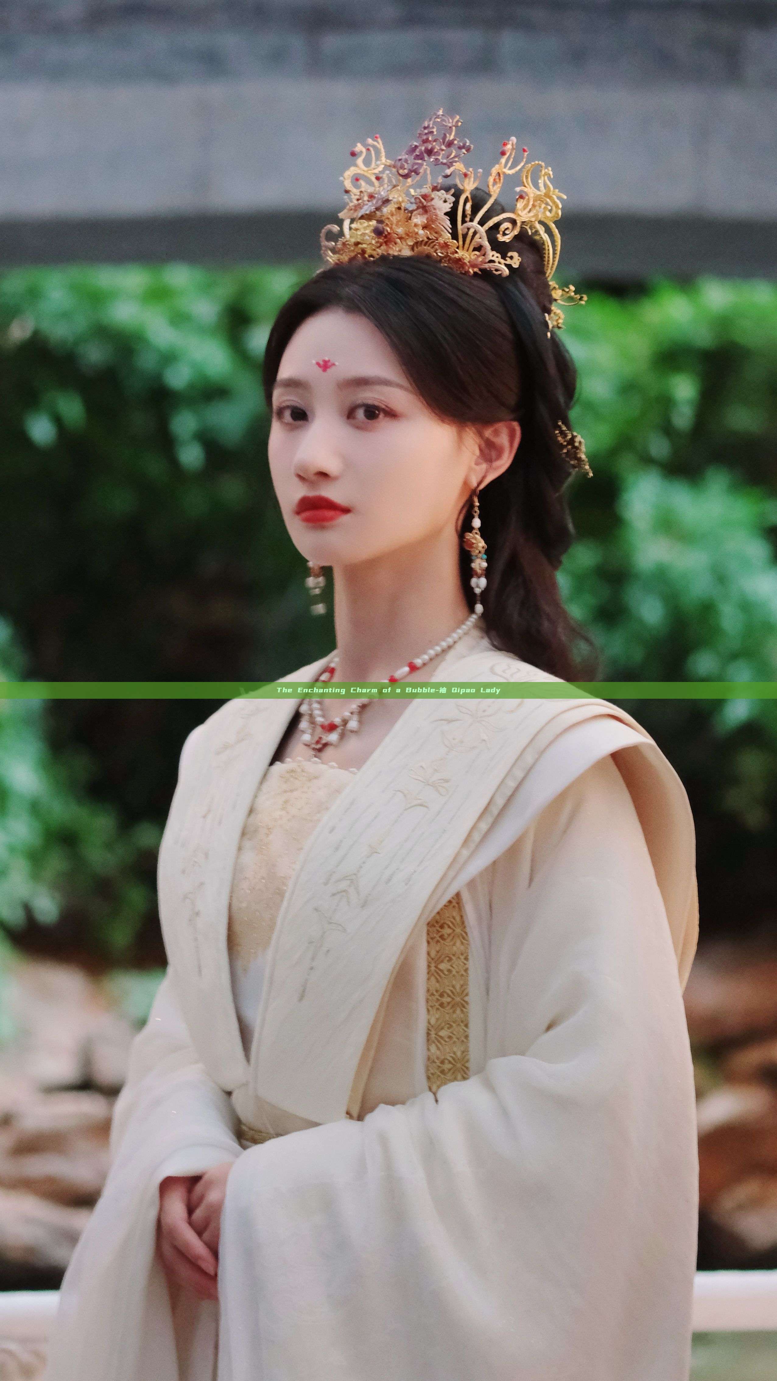 The Enchanting Charm of a Bubble-袖 Qipao Lady The Enchanting Charm of a Bubble-袖 Qipao Lady