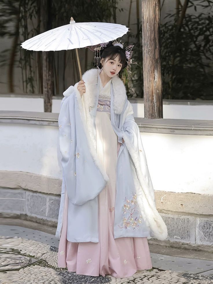 Ink Paintings and Traditional Chinese Clothing:A Blend of Splendid Splendor Ink Paintings and Traditional Chinese Clothing:A Blend of Splendid Splendor