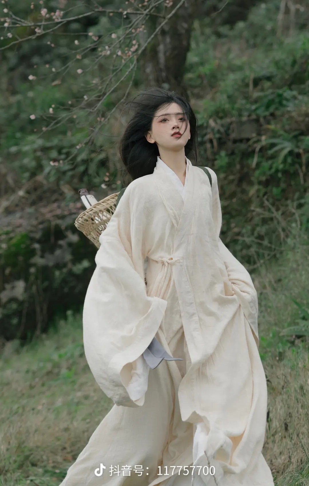Elegance of the Past:The Cultural Revival of Hanfu in the Realm of Gracious Cranes Elegance of the Past:The Cultural Revival of Hanfu in the Realm of Gracious Cranes