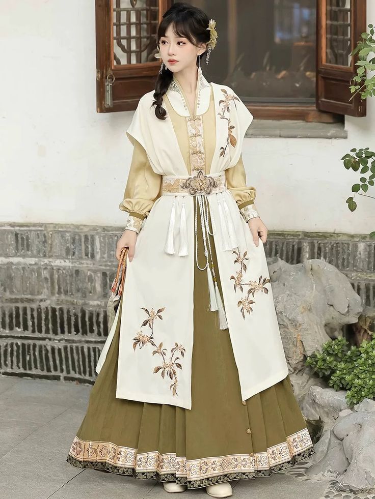 Hanfu Knowledge:An Insight into Traditional Chinese Clothing Hanfu Knowledge:An Insight into Traditional Chinese Clothing