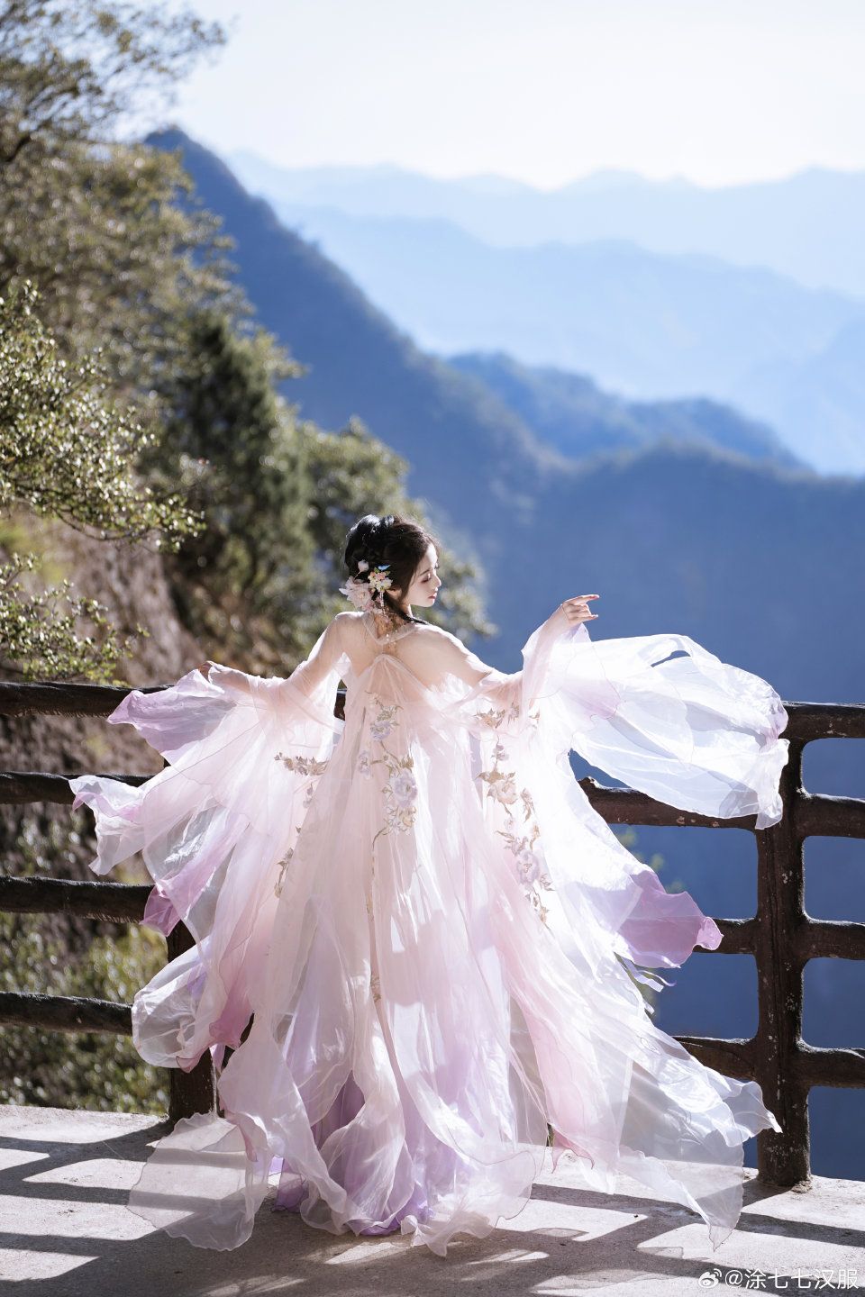 The Elegance of White Cheongsam Skirts:Chinese Style in White The Elegance of White Cheongsam Skirts:Chinese Style in White