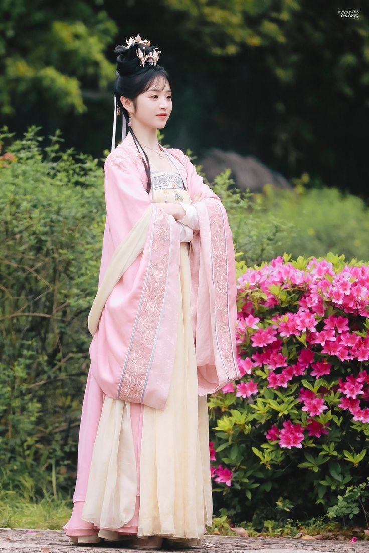 The Splendor of Hanfu in Arena of Valor:Yang Yuhuans Enchanting Journey The Splendor of Hanfu in Arena of Valor:Yang Yuhuans Enchanting Journey