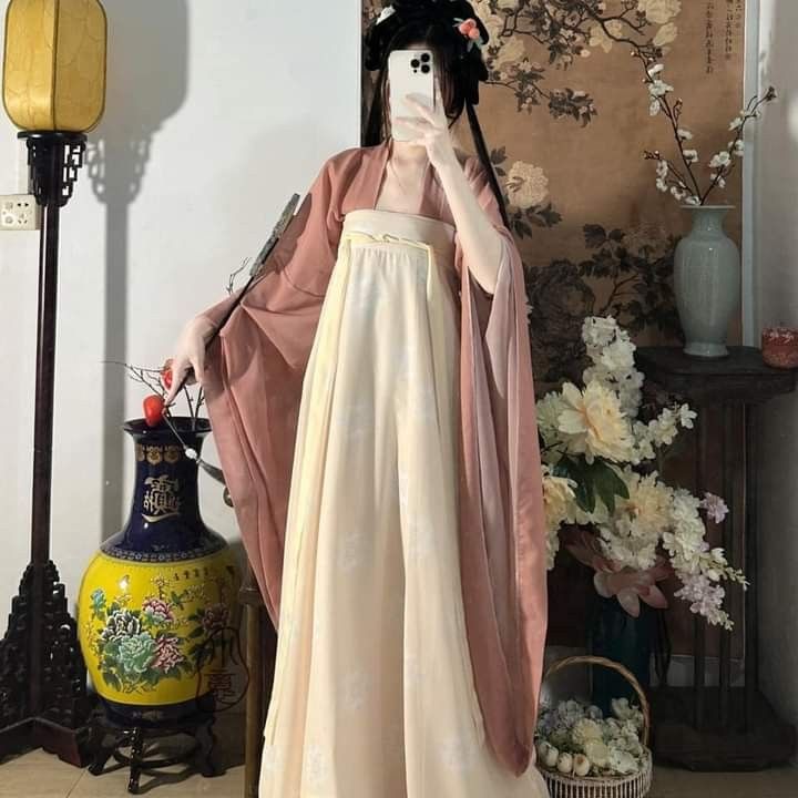 Traditional Chinese Wedding Attire:The Splendor of嫁衣汉服,凤冠霞帔 Traditional Chinese Wedding Attire:The Splendor of嫁衣汉服,凤冠霞帔