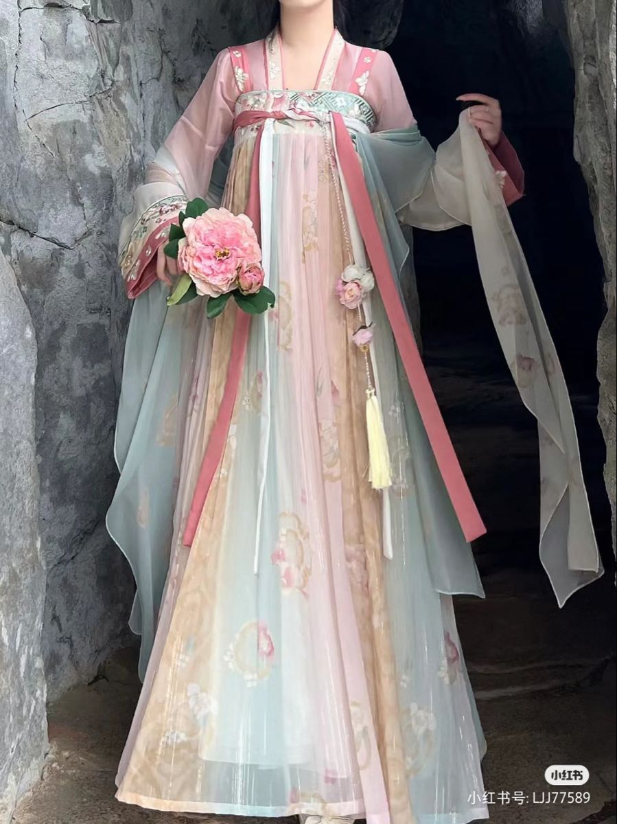 Knitted Shawl Over a Cheongsam:A Blend of Traditional Elegance and Modern Charm Knitted Shawl Over a Cheongsam:A Blend of Traditional Elegance and Modern Charm