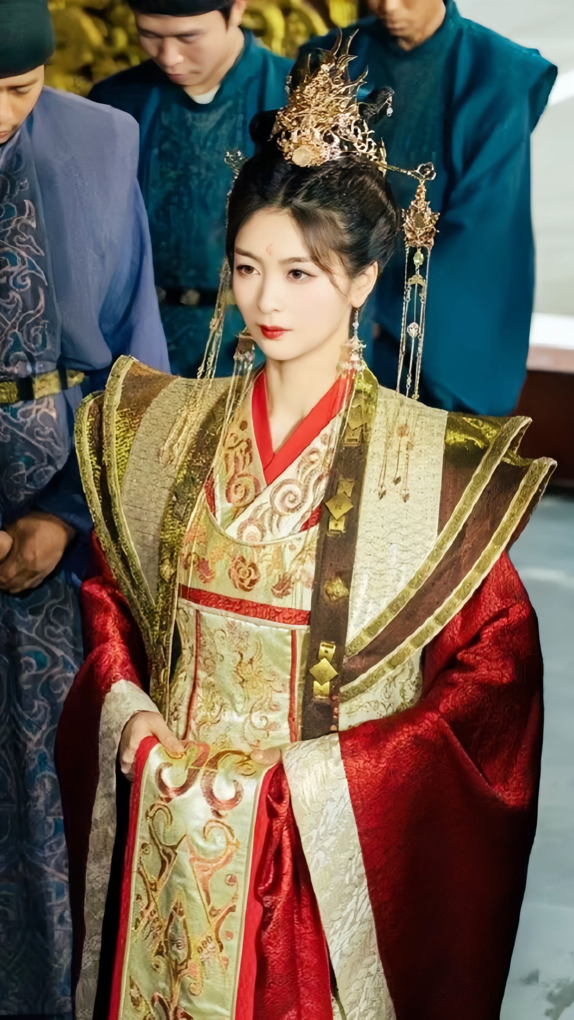 The Splendor of Blue-Red Cheongsam:A Symbol of Traditional Elegance The Splendor of Blue-Red Cheongsam:A Symbol of Traditional Elegance