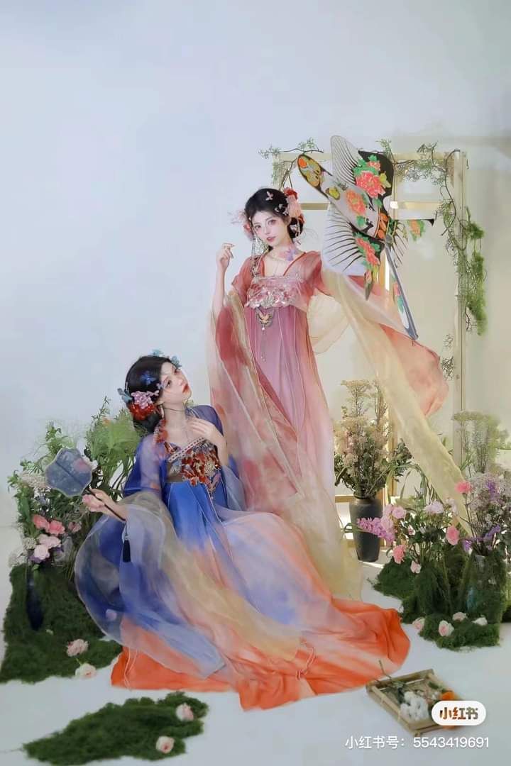 Amidst the Serene Joy of Hanfu:The Glow of Lanterns in the Evening Amidst the Serene Joy of Hanfu:The Glow of Lanterns in the Evening