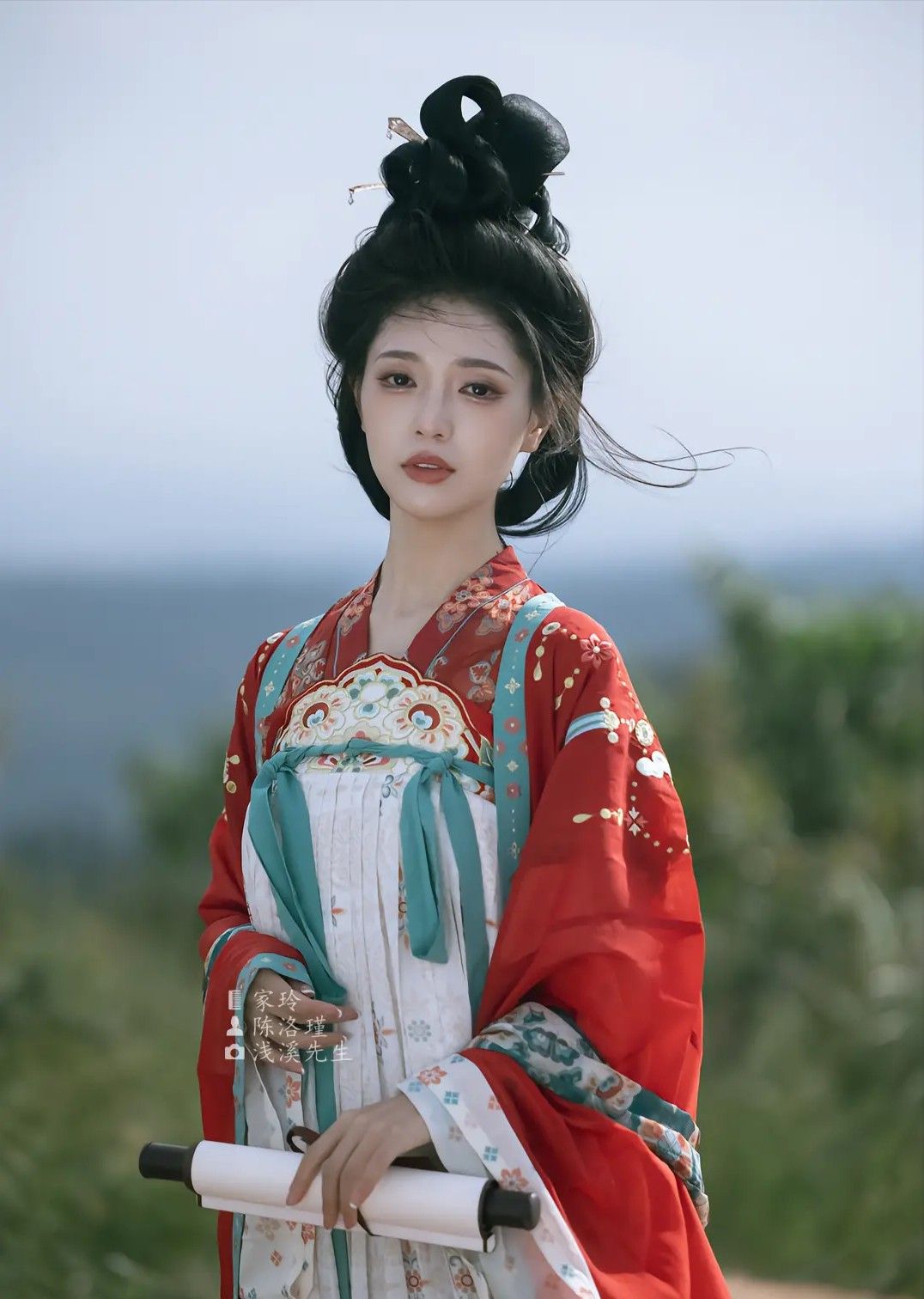 Embracing the New Neo-Chinese Style:The Evolution of Qipaos Slimming Silhouette Embracing the New Neo-Chinese Style:The Evolution of Qipaos Slimming Silhouette