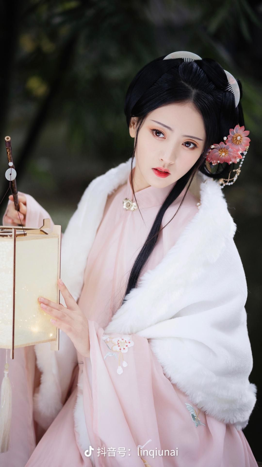 Traditional汉服古装裙,成年人的时尚回归与历史文化传承 Traditional汉服古装裙,成年人的时尚回归与历史文化传承