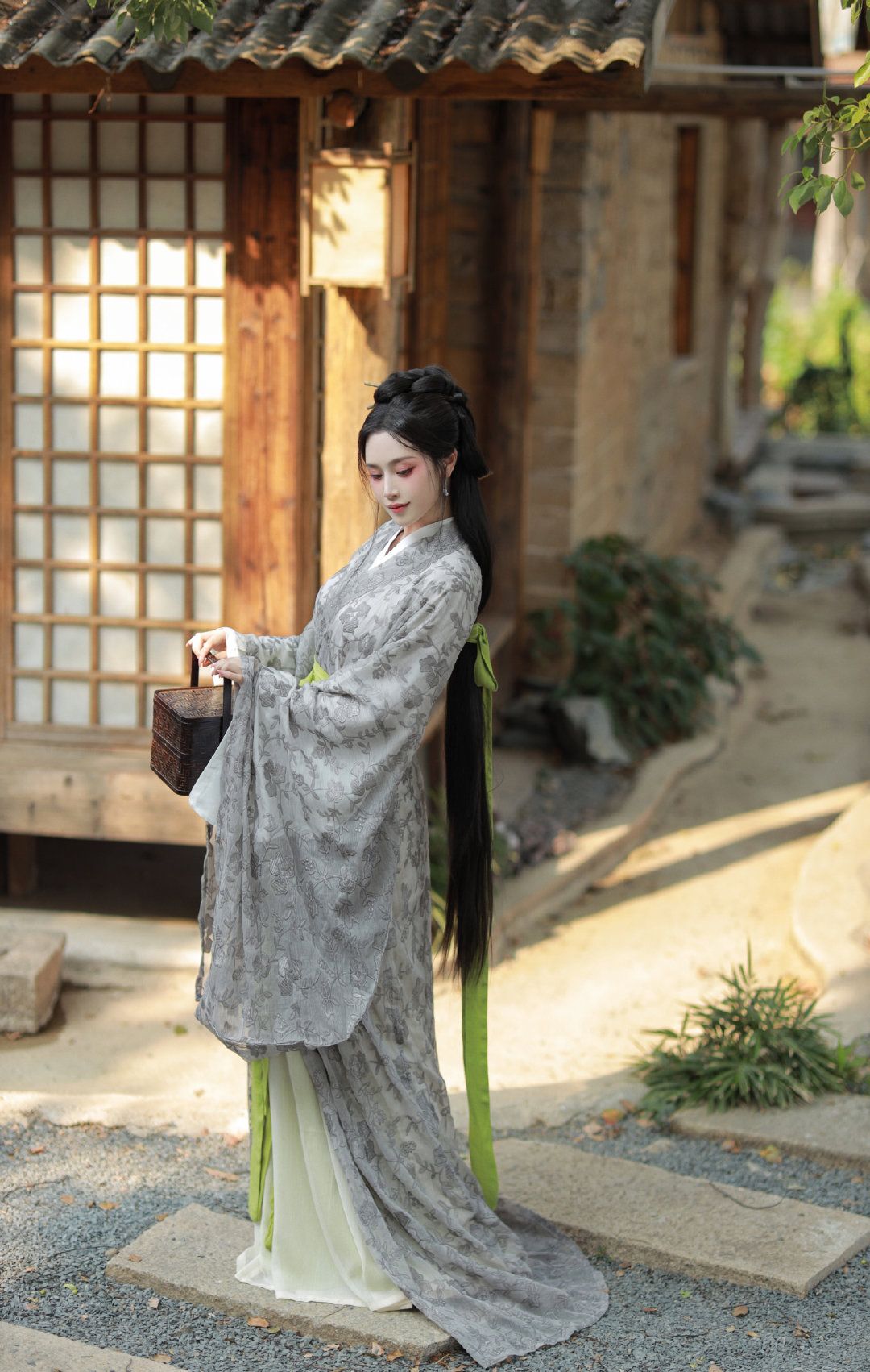 Black-Collared Jacket with Horseface Skirt:A Blend of Traditional Elegance and Modern Charm Black-Collared Jacket with Horseface Skirt:A Blend of Traditional Elegance and Modern Charm