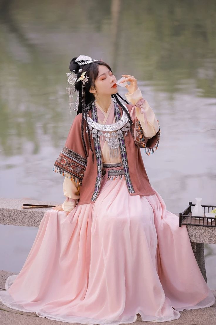 The Splendor of Spring in Traditional Hanfu:The Story of Manjiangchun The Splendor of Spring in Traditional Hanfu:The Story of Manjiangchun