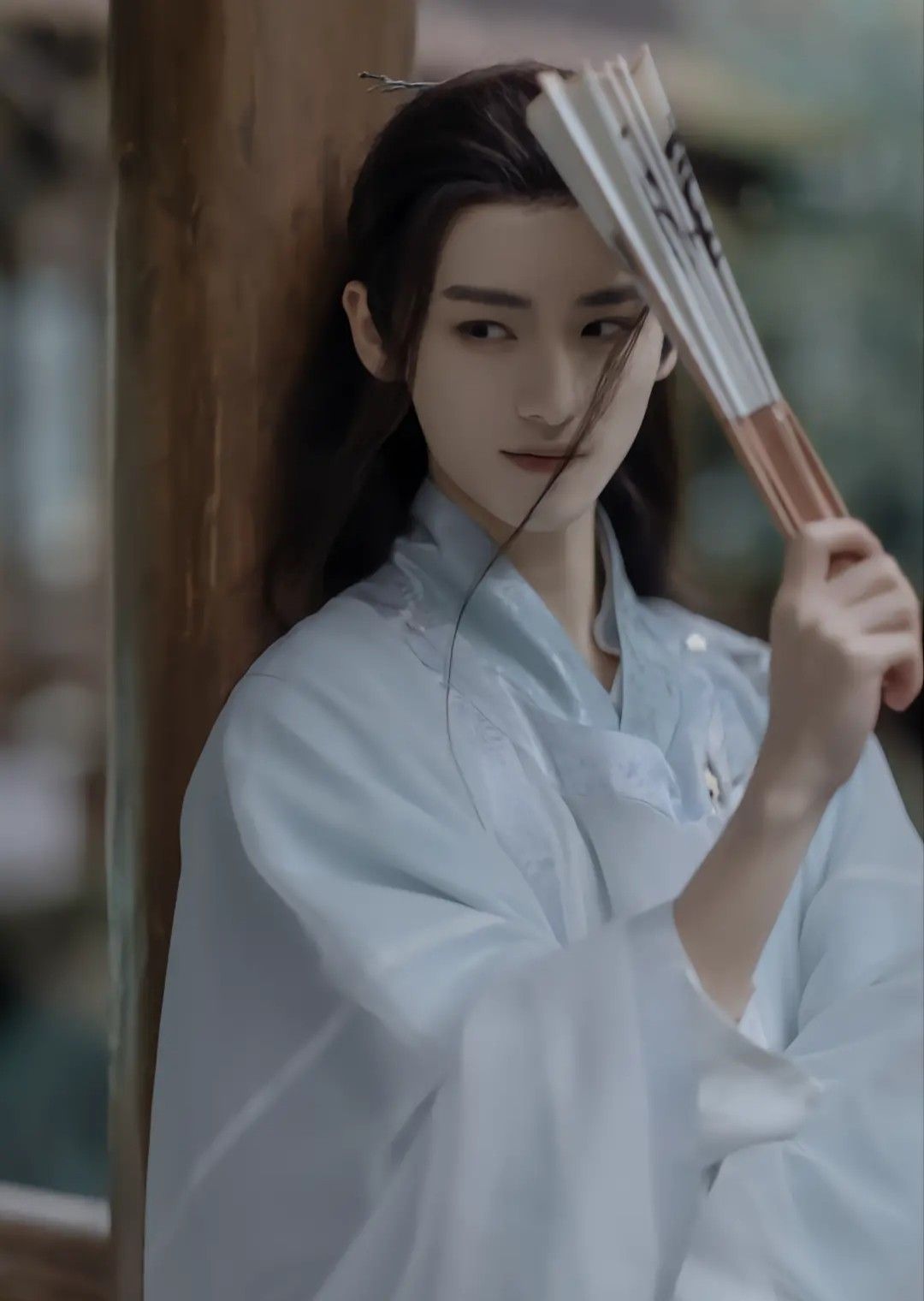 The Splendor of Cloud Feather:A Journey into the World of Shangguan Qians Hanfu Fashion The Splendor of Cloud Feather:A Journey into the World of Shangguan Qians Hanfu Fashion