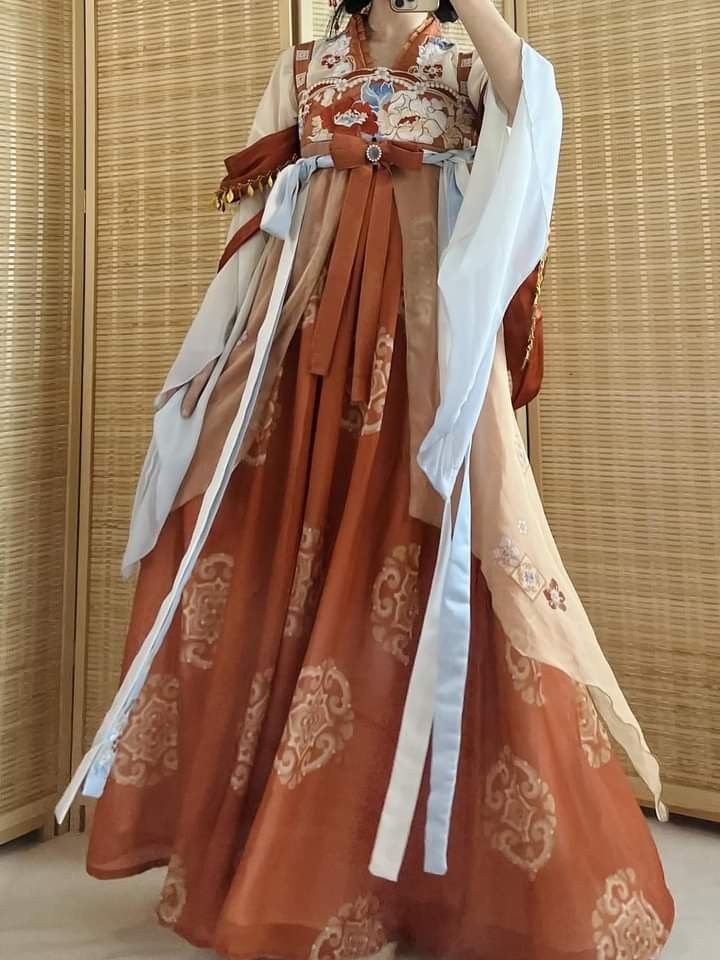 The Splendor of the Broad-sleeved Hanfu Woman:A Glance into Traditional Chinese Elegance The Splendor of the Broad-sleeved Hanfu Woman:A Glance into Traditional Chinese Elegance