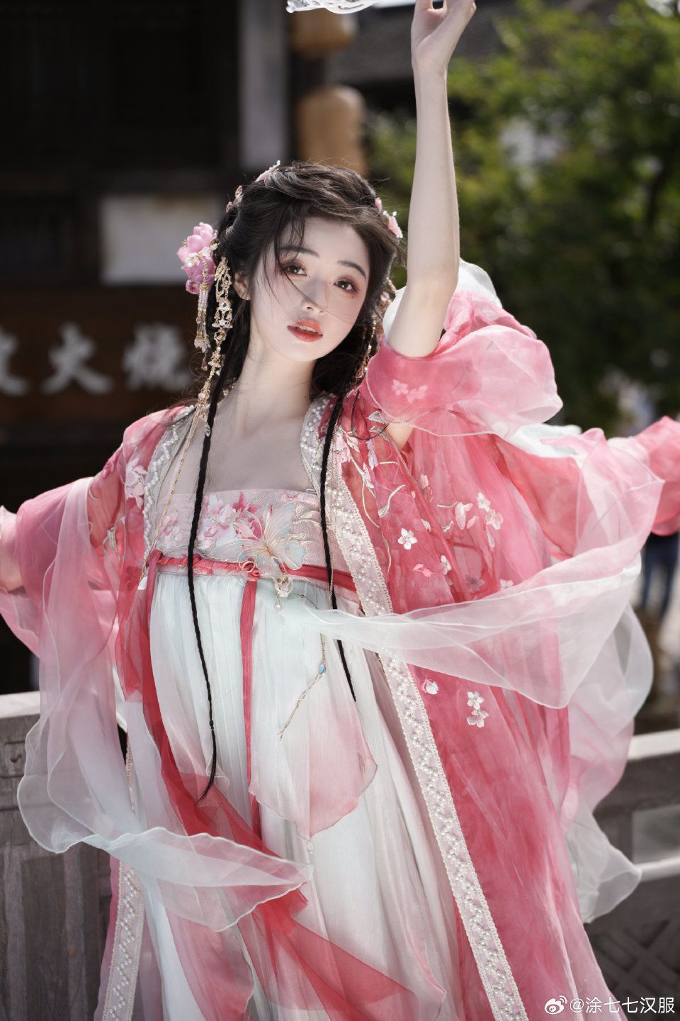 The Splendor of Ming-Style Hanfu:A Focus on the Elaborate Craftsmanship The Splendor of Ming-Style Hanfu:A Focus on the Elaborate Craftsmanship