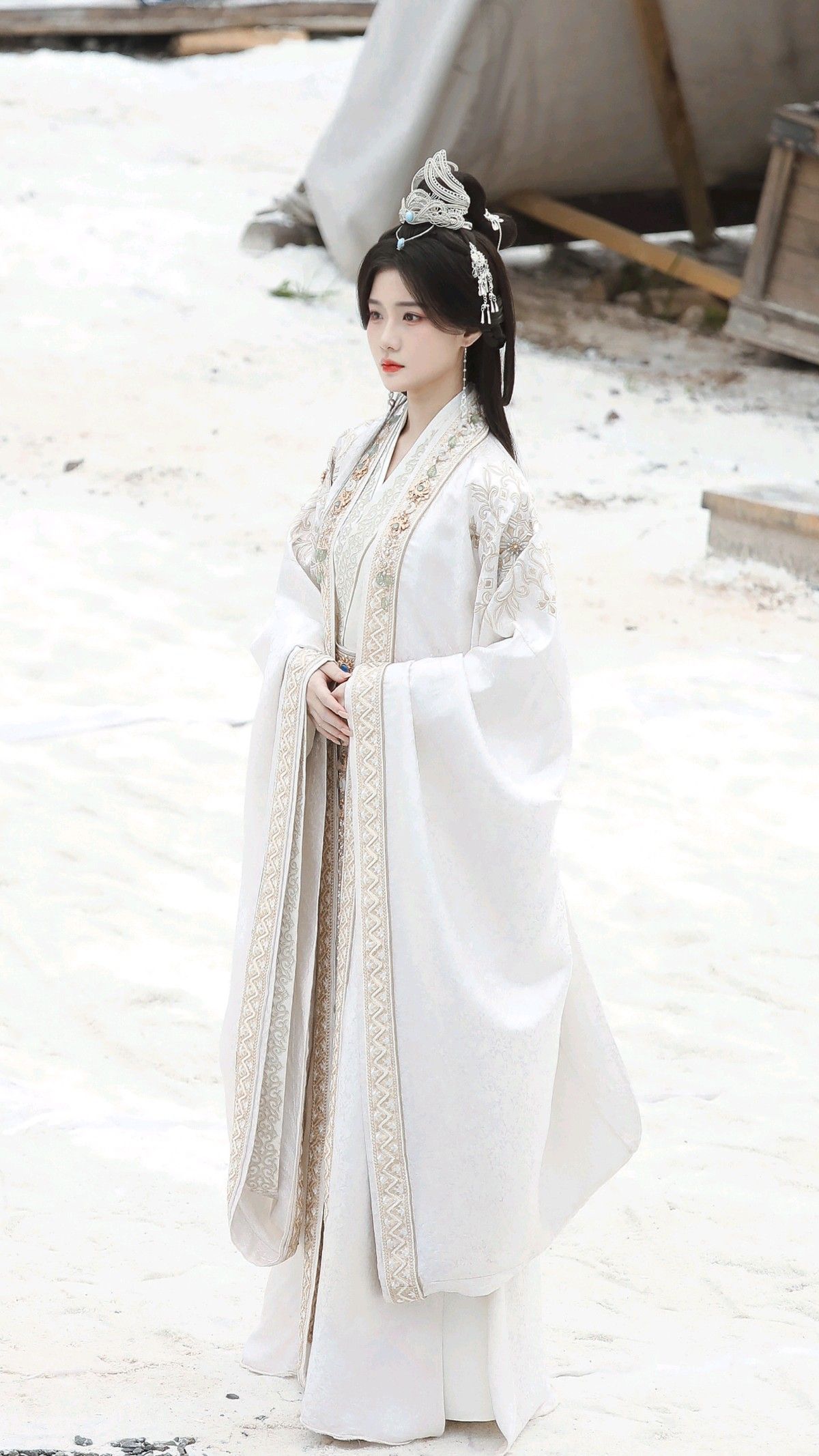 The Splendor of Golden Cloud-Dyed Horseface Skirt:A Traditional Beauty in Modern Retelling The Splendor of Golden Cloud-Dyed Horseface Skirt:A Traditional Beauty in Modern Retelling