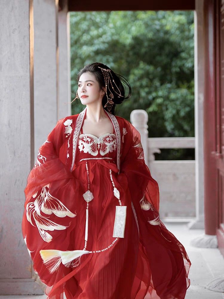 Three-Year-Old Hanfu-Wearing Child:The Joy of a Little Girl in Traditional Chinese Attire Three-Year-Old Hanfu-Wearing Child:The Joy of a Little Girl in Traditional Chinese Attire