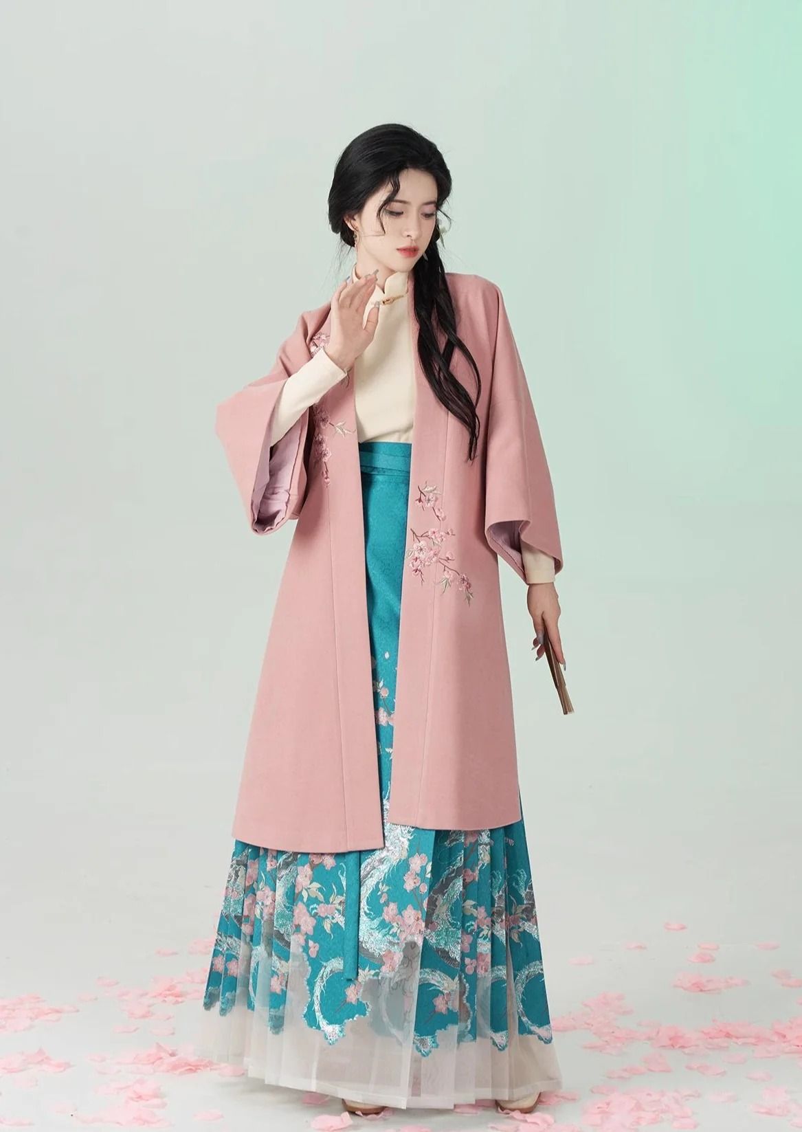 Reinventing the Classic:The Modern Short-Sleeve Cheongsam Top Reinventing the Classic:The Modern Short-Sleeve Cheongsam Top
