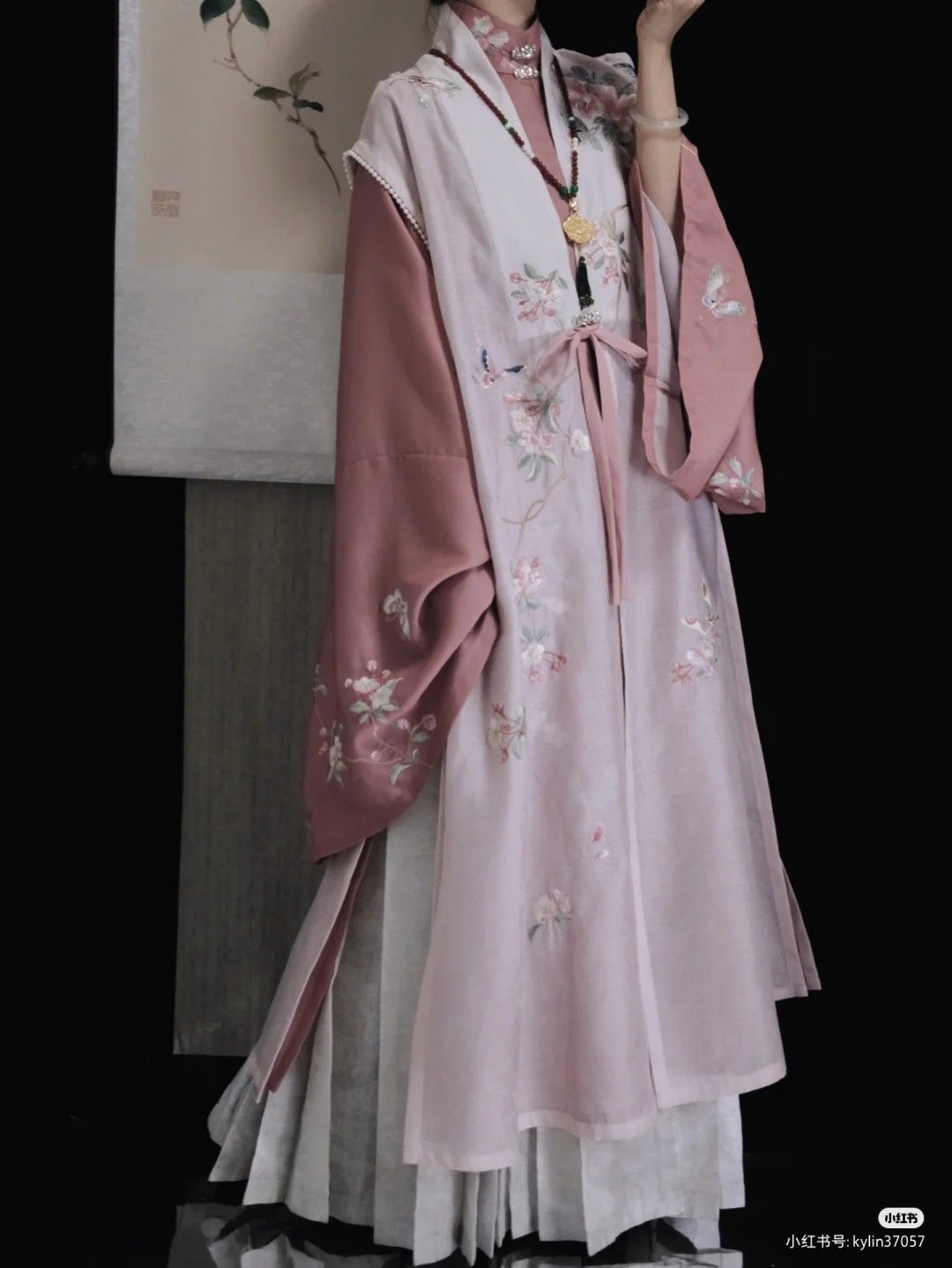 Children in Splendid Hanfu Song-Style Fashion:The Splendor of Traditional Chinese Clothing Children in Splendid Hanfu Song-Style Fashion:The Splendor of Traditional Chinese Clothing